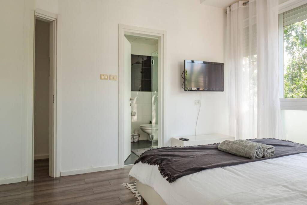 Big Apartment Next To Gordon Beach Plus Free Parking تل أبيب المظهر الخارجي الصورة