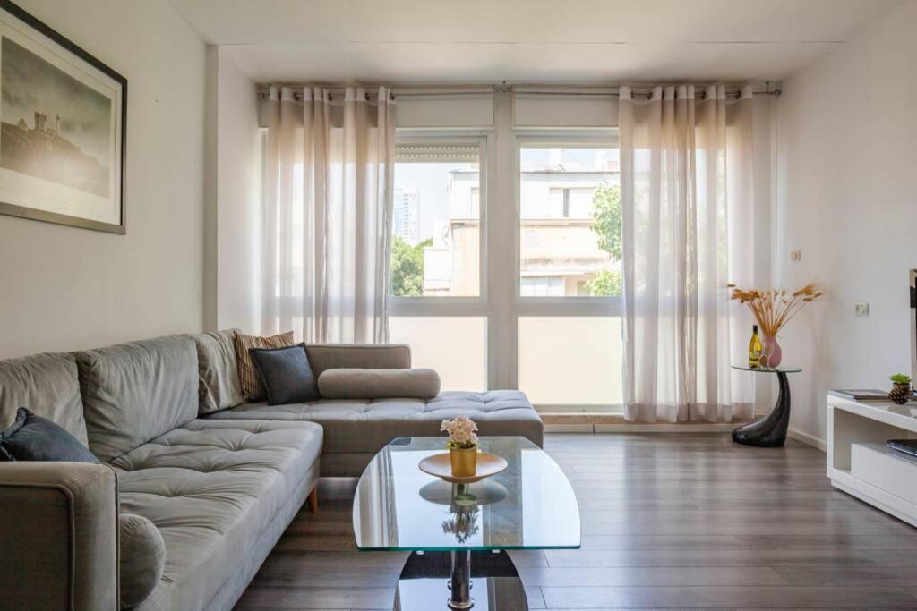 Big Apartment Next To Gordon Beach Plus Free Parking تل أبيب المظهر الخارجي الصورة