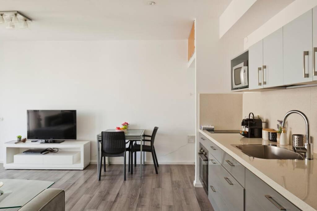Big Apartment Next To Gordon Beach Plus Free Parking تل أبيب المظهر الخارجي الصورة
