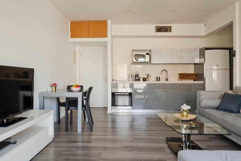 Big Apartment Next To Gordon Beach Plus Free Parking تل أبيب المظهر الخارجي الصورة