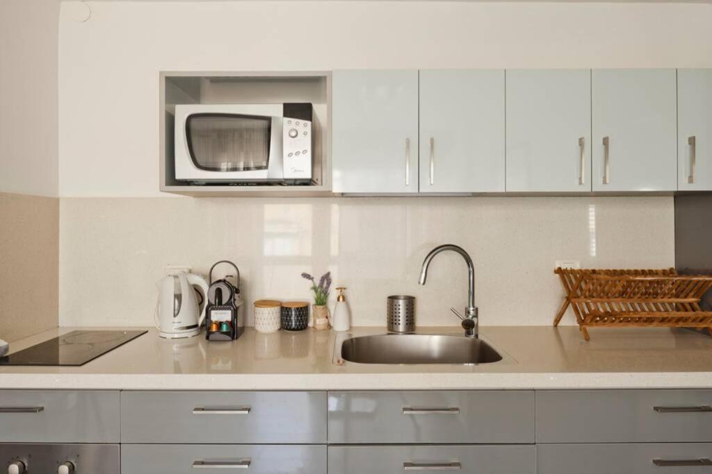 Big Apartment Next To Gordon Beach Plus Free Parking تل أبيب المظهر الخارجي الصورة