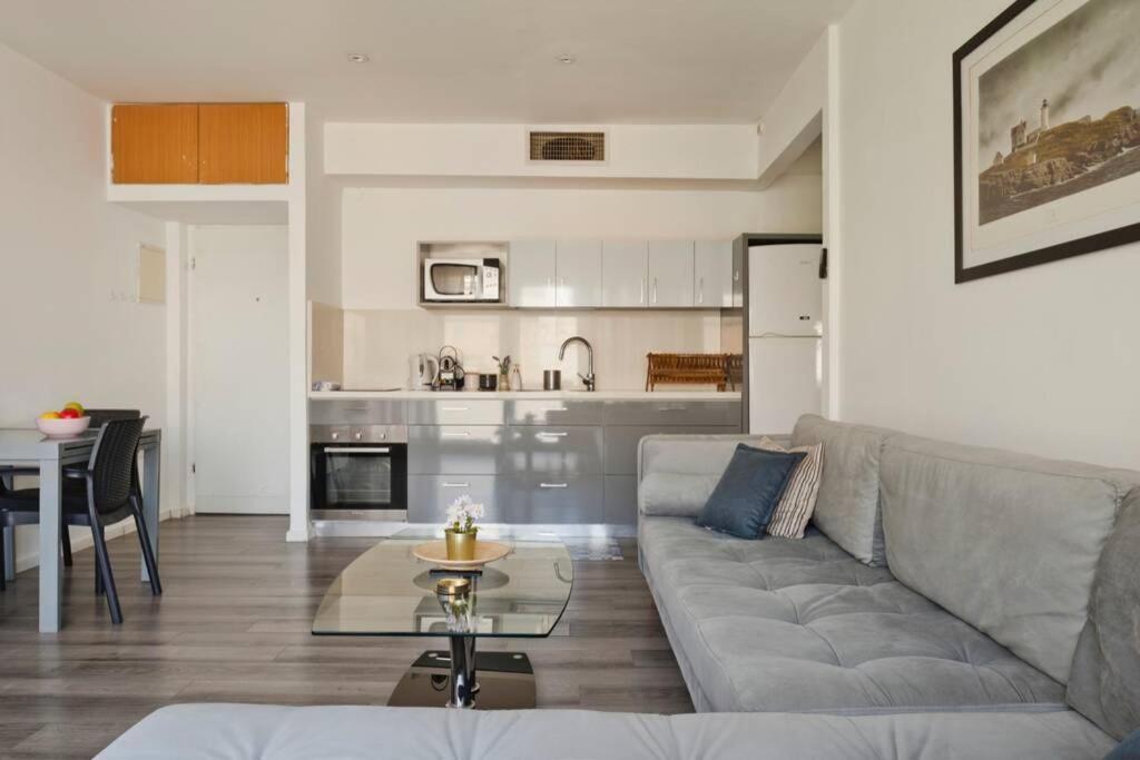 Big Apartment Next To Gordon Beach Plus Free Parking تل أبيب المظهر الخارجي الصورة